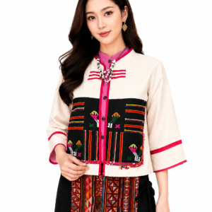 เสื้อคลุมผ้าใยกัญชงแต่งผ้าชาวเขาปักมือ ด้านหลังผ้าใยกัญชง สีธรรมชาติ งานแฮนด์เมด RedCraft SB16